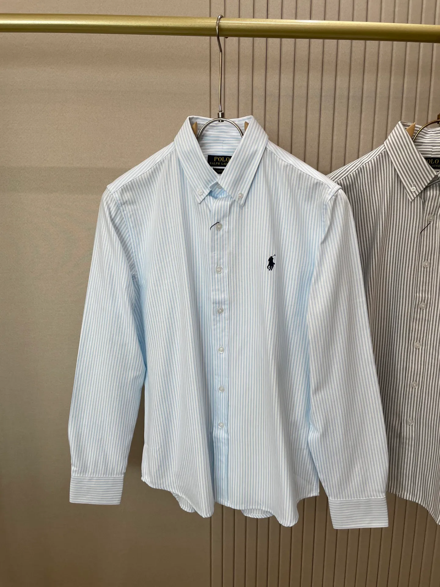 P220 🌸🌸🌸 POLO Ralph Lauren [High Quality] Classic shirt! The classic casual shirt made of pure cotton Oxford cloth has a unique design. It has a simple, clean and classic silhouette design. It is a versatile style that can be switched at will. The fabric feels soft and delicate, highly breathable, and is close to the skin and comfortable to wear. It can be worn alone as an inner layer. Its versatile performance is beyond your imagination! The upper body of the ready-to-wear is simple and classic yet elegant! Size:M-XXL